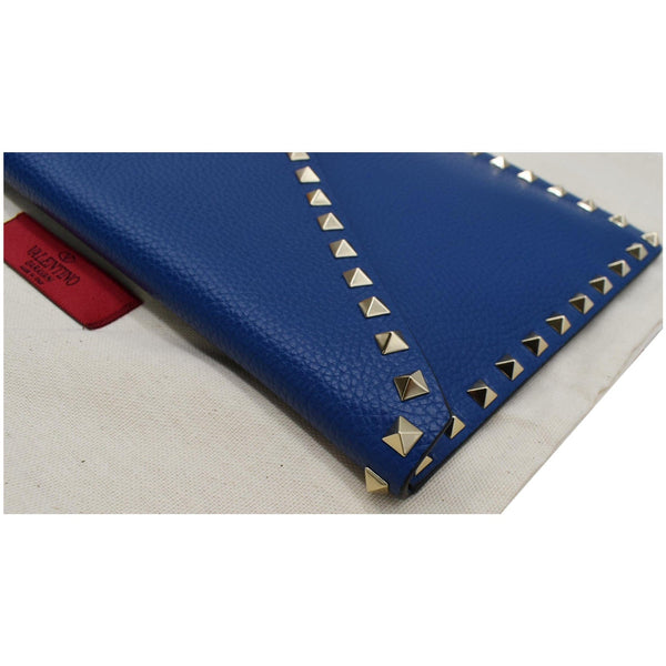 VALENTINO Garavani Rockstud Grainy Envelope Pouch Blue