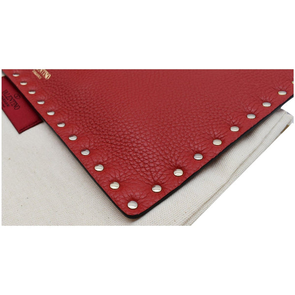 Valentino Garavani Rockstud Grainy Envelope Pouch - DDH