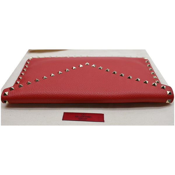 VALENTINO Garavani Rockstud Grainy Envelope Pouch Red