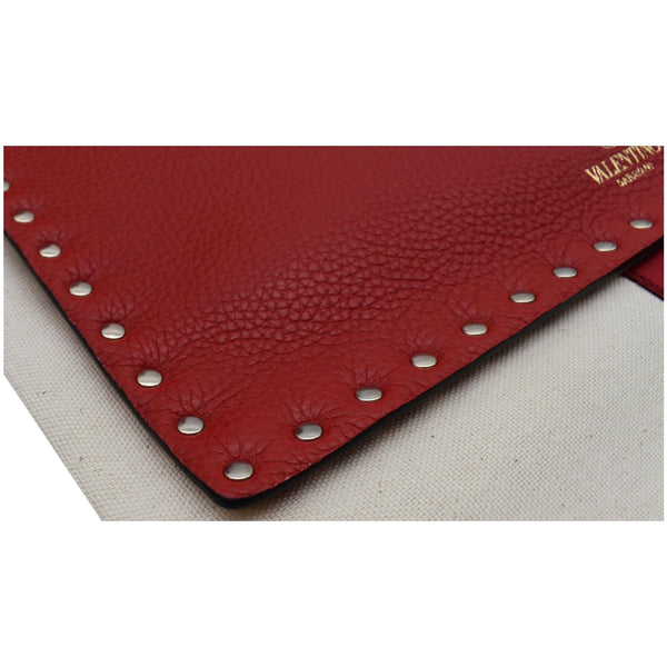 Valentino Garavani Rockstud Grainy Envelope Pouch - DDH
