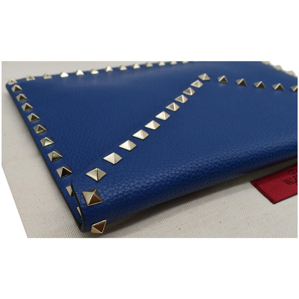 VALENTINO Garavani Rockstud Grainy Envelope Pouch Blue