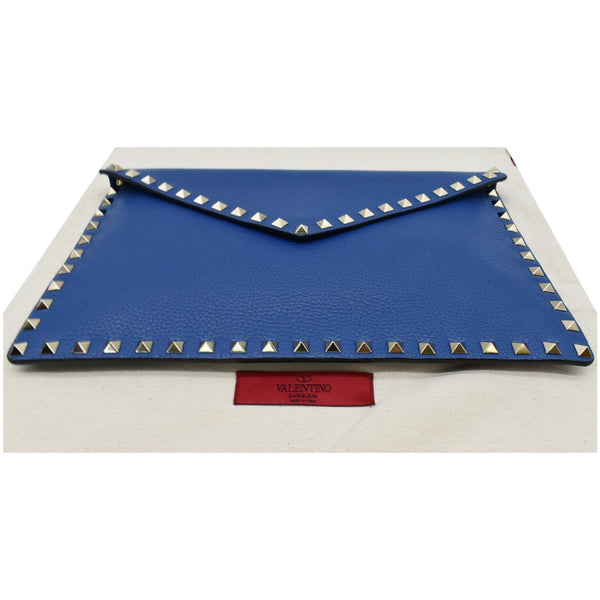 VALENTINO Garavani Rockstud Grainy Envelope Pouch Blue