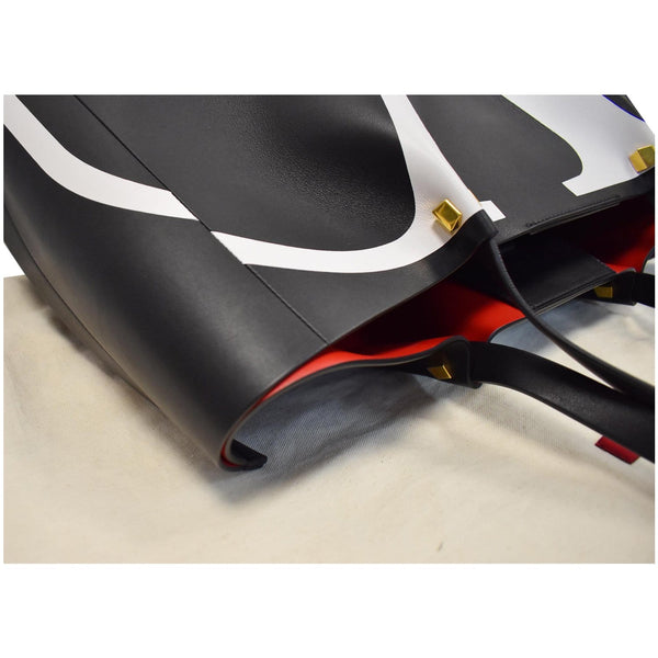 Valentino Sac Medium Shopping V Logo Escape Leather Bag for women | DDH