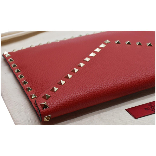 VALENTINO Garavani Rockstud Grainy Envelope Pouch Red