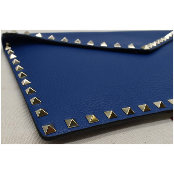 VALENTINO Garavani Rockstud Grainy Envelope Pouch Blue
