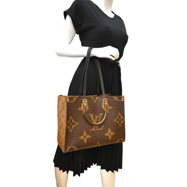 Louis Vuitton Onthego MM Giant Monogram Canvas Shoulder Bag