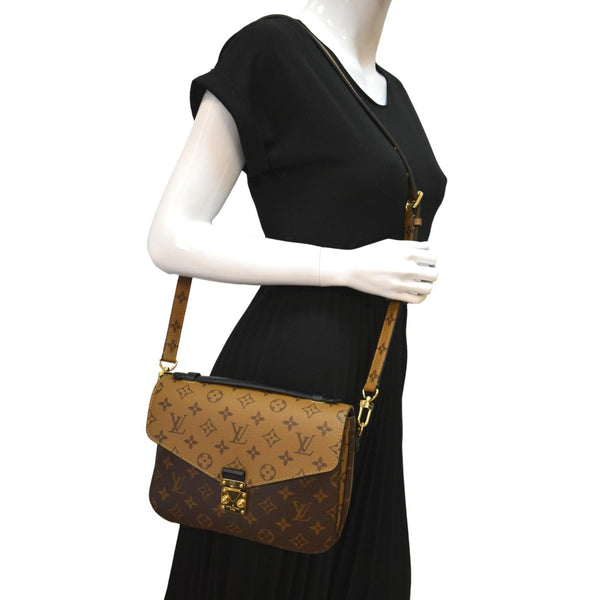 LOUIS VUITTON Metis Pochette Reverse Monogram Canvas Crossbody Bag Brown