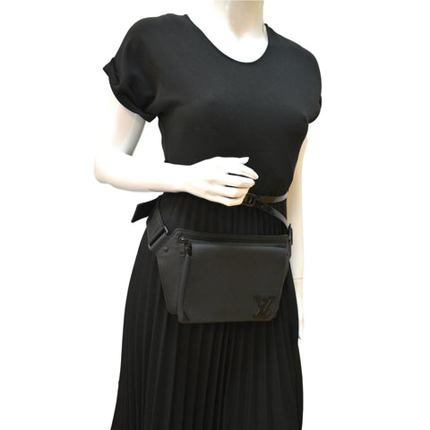 LOUIS VUITTON Sling Aerogram Grained Calf Leather Crossbody Bag Black