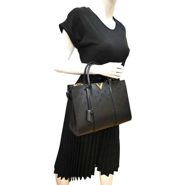 LOUIS VUITTON Very Tote MM Monogram Cuir Plume Shoulder Bag Noir Black