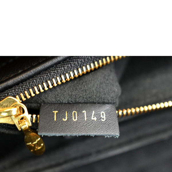 LOUIS VUITTON New Wave Leather Chain Pochette Crossbody Bag Black