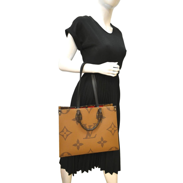 LOUIS VUITTON Onthego MM Giant Monogram Canvas Tote Shoulder Bag Brown