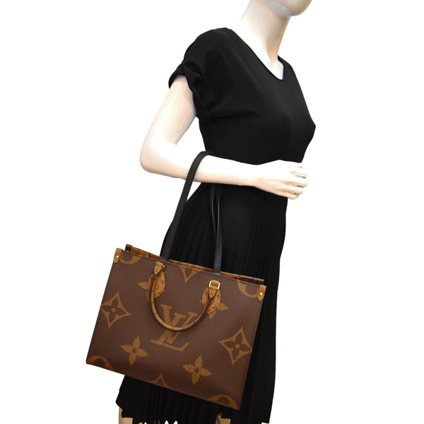 LOUIS VUITTON Onthego MM Giant Monogram Canvas Tote Shoulder Bag Brown