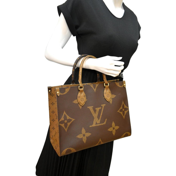 LOUIS VUITTON Onthego MM Giant Monogram Canvas Tote Shoulder Bag Brown