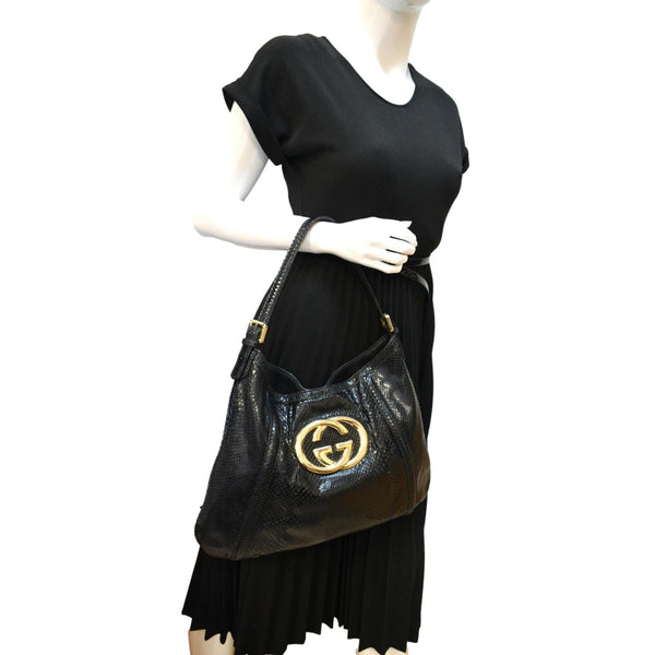 Gucci Britt Medium Patent Leather Hobo Bag Black - DDH