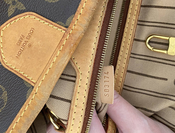 padlock LV Delightful PM Monogram Shoulder Hobo Bag