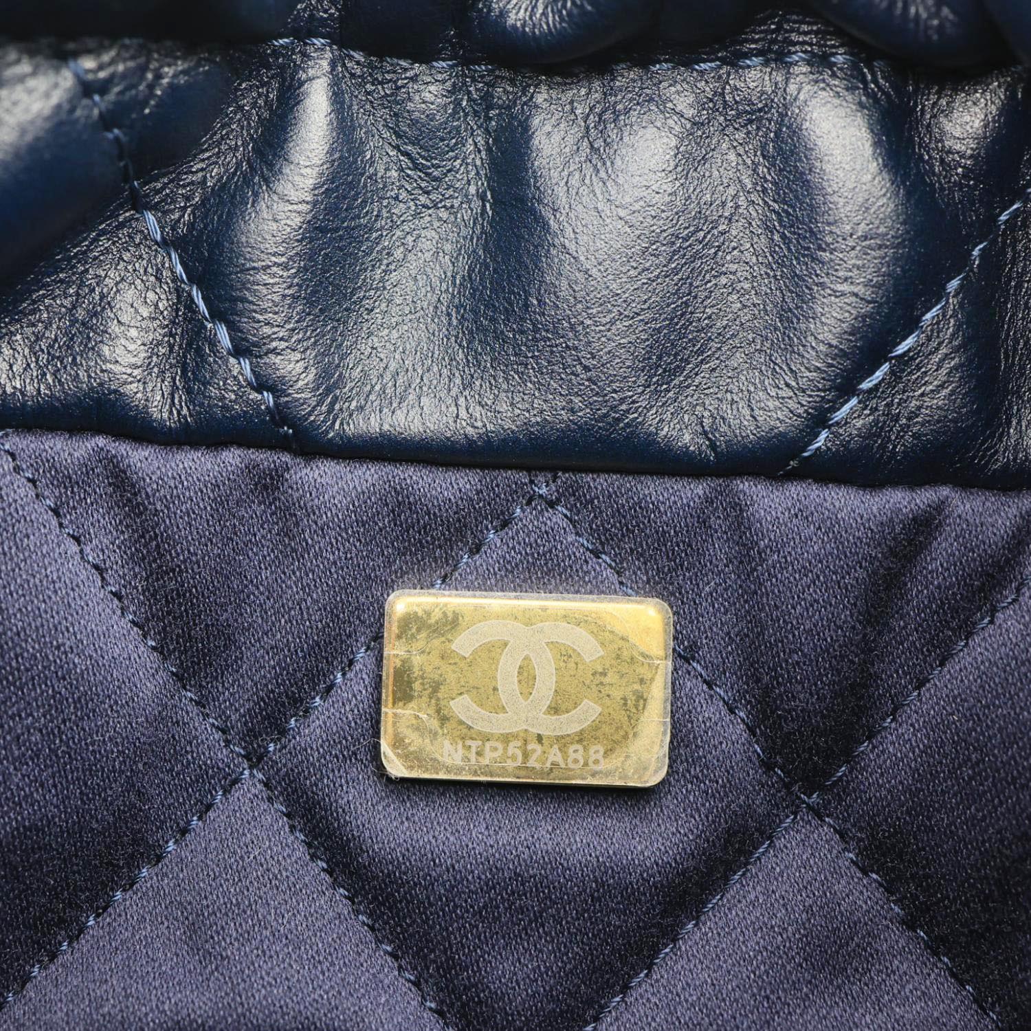 CHANEL ネイビー キルティング バッグ Chanel Infinity Chain Quilted Leather Crossbody Bag