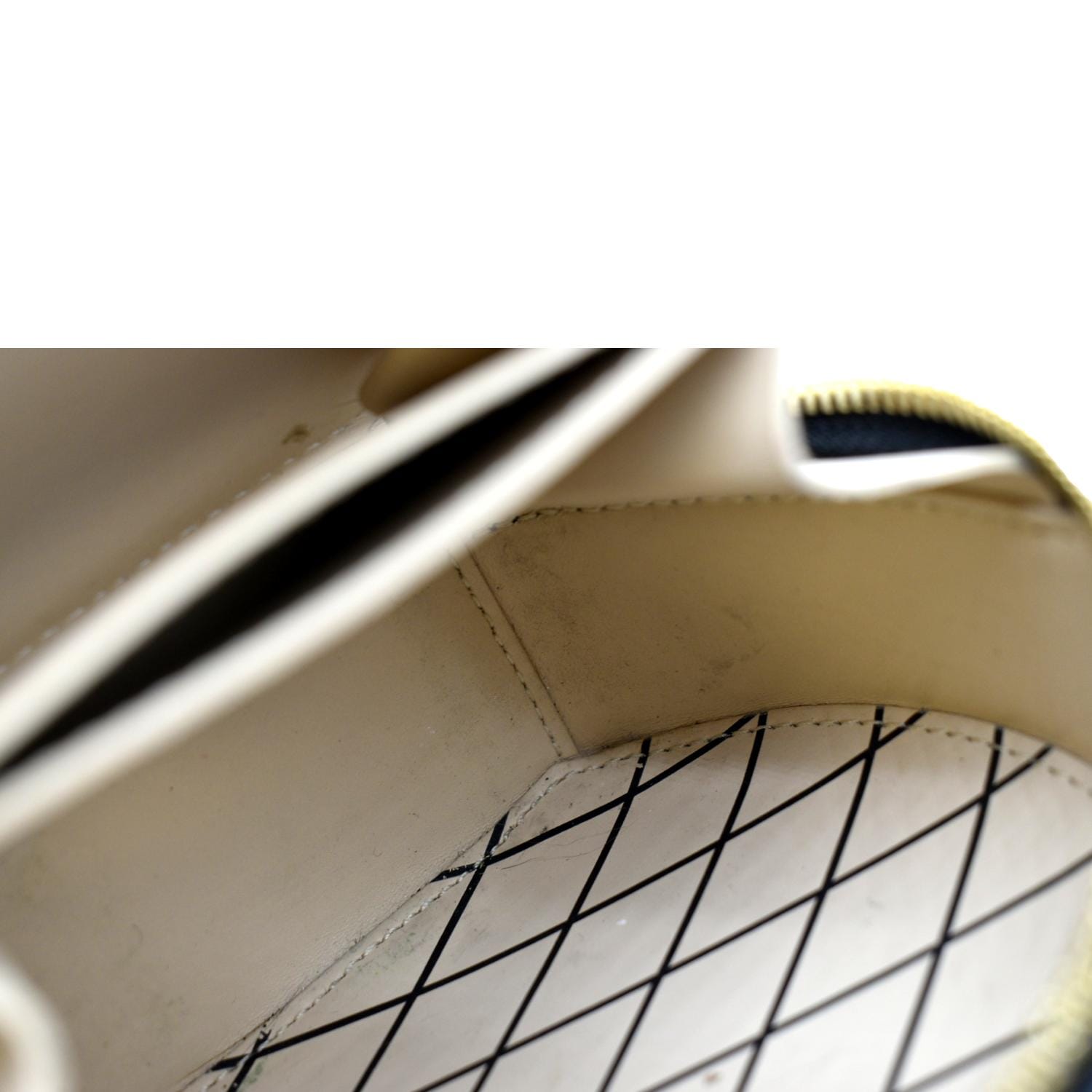 ✨NEW ARRIVAL✨ Louis Vuitton Reverse Monogram Petite Boite Chapeau Bag  $5,400.00 Microchipped Material: Reverse monogram canvas & black…