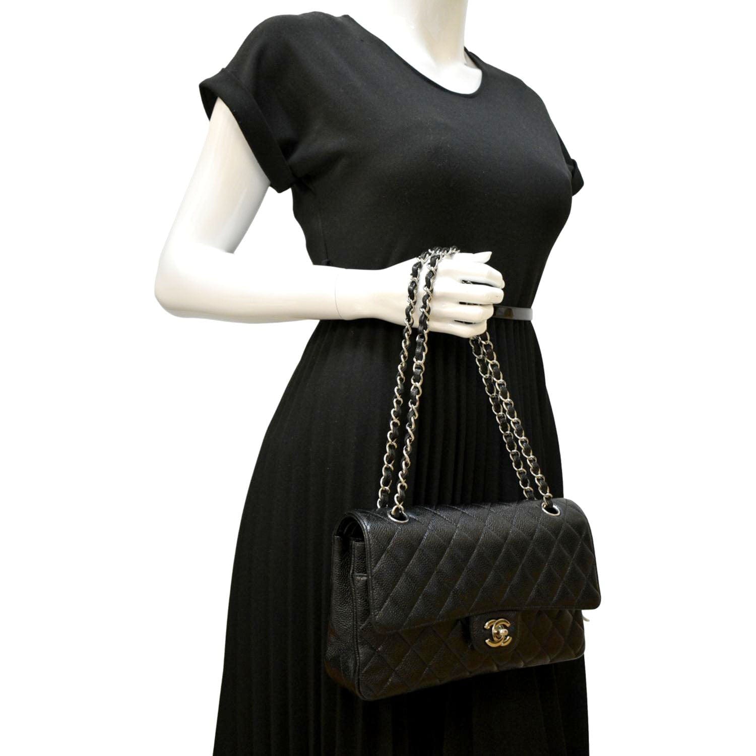 Chanel Timeless shoulder bag 23 cm with lined flap in black quilted  lambskin Leather ref.815587 - Joli Closet