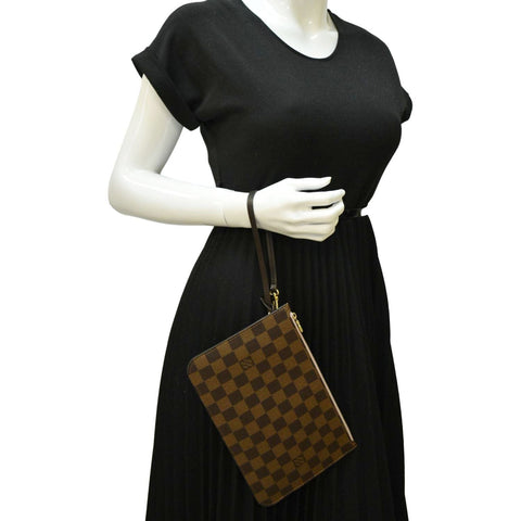 LOUIS VUITTON Neverfull Damier Ebene Pochette Wristlet Pouch Rose Ballerine