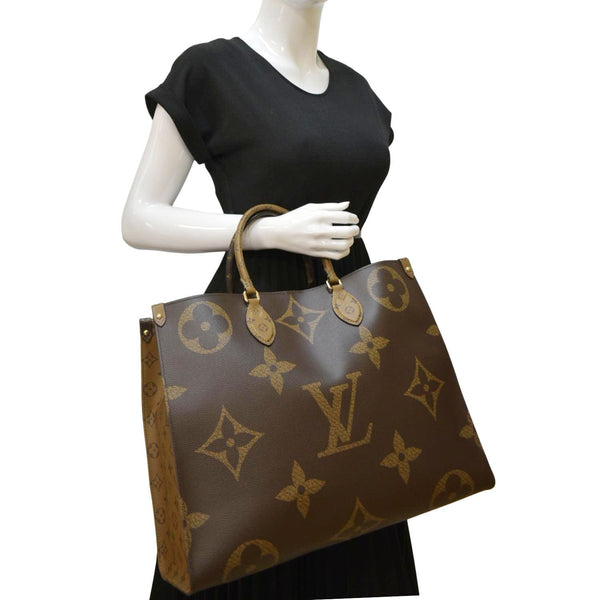 LOUIS VUITTON Onthego GM Giant Monogram Canvas Tote Shoulder Bag Brown