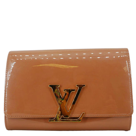 LOUIS VUITTON Louise Vernis Leather Clutch Tan