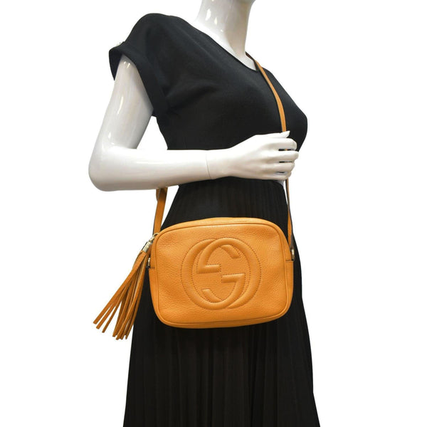 GUCCI Soho Disco Elegance: Leather Crossbody Bag Orange with body view