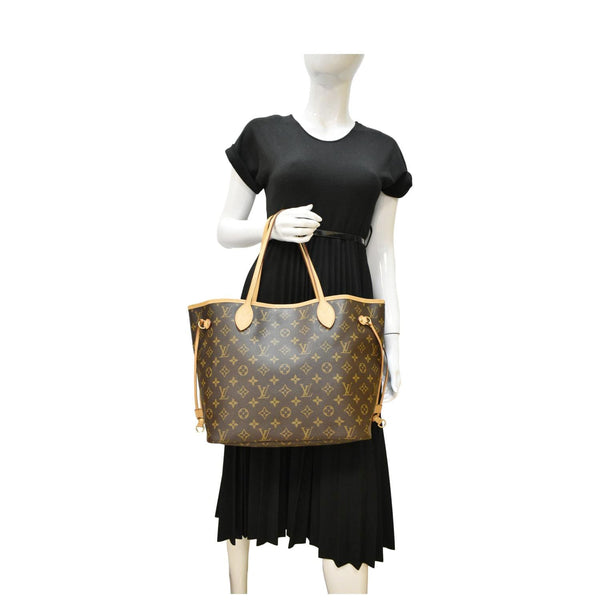 LOUIS VUITTON Neverfull MM Monogram Canvas Tote Bag Brown dummy look