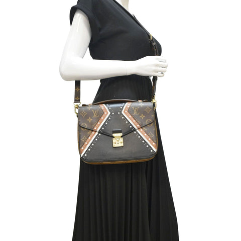 LOULOUIS VUITTON Metis Pochette Brogue Monogram leather Bag with body view