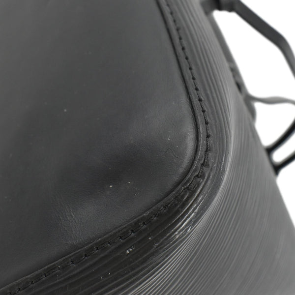 LOUIS VUITTON NeoNoe Shoulder Black bag Epi leather close view of corner