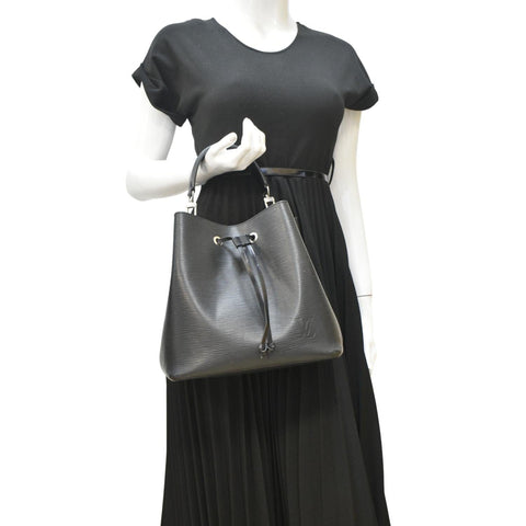 LOUIS VUITTON NeoNoe Shoulder Black bag Epi leather with body view