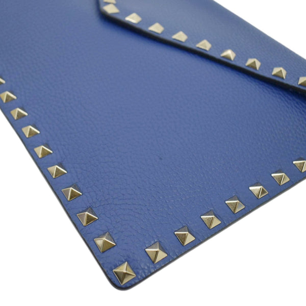 VALENTINO Garavani Rockstud Grainy Envelope Pouch Blue