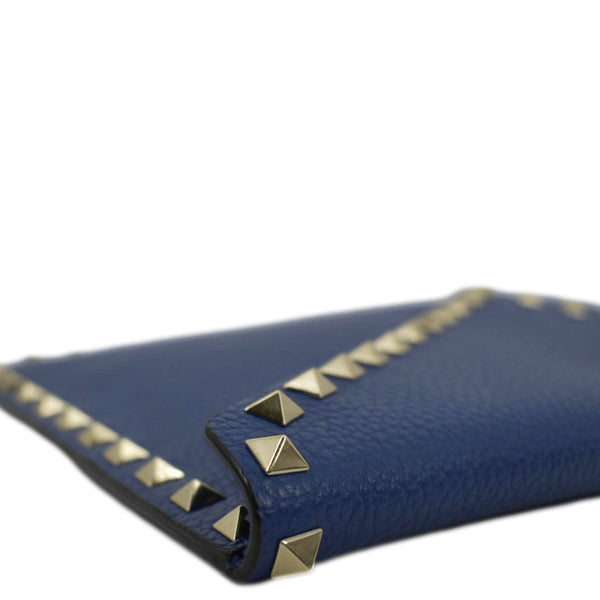 VALENTINO Garavani Rockstud Grainy Envelope Pouch Blue