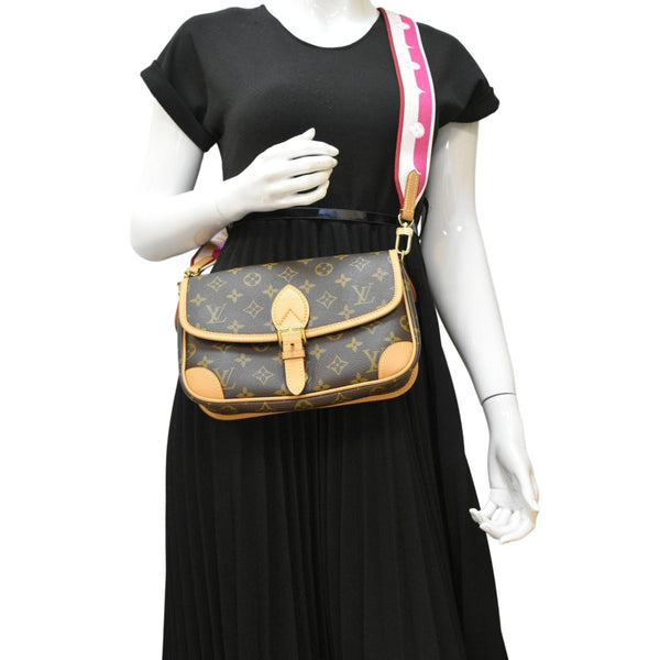 LOUIS VUITTON Brown Crossbody Bag dummy look