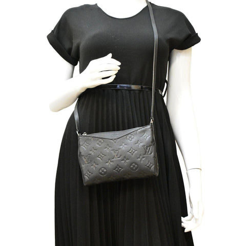 LOUIS VUITTON Empreinte Clutch Crossbody Bag Black dummy look
