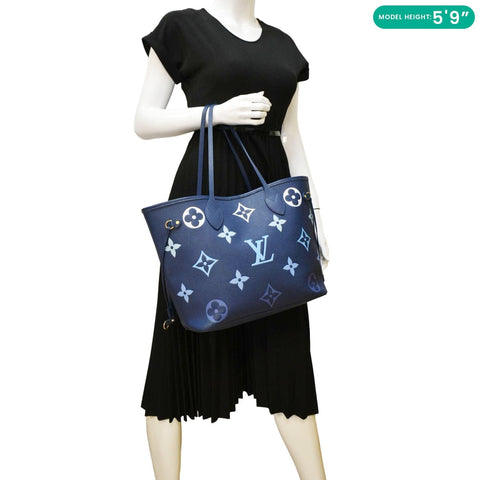 LOUIS VUITTON Neverfull MM Tote Bag Gradient Blue dummy look