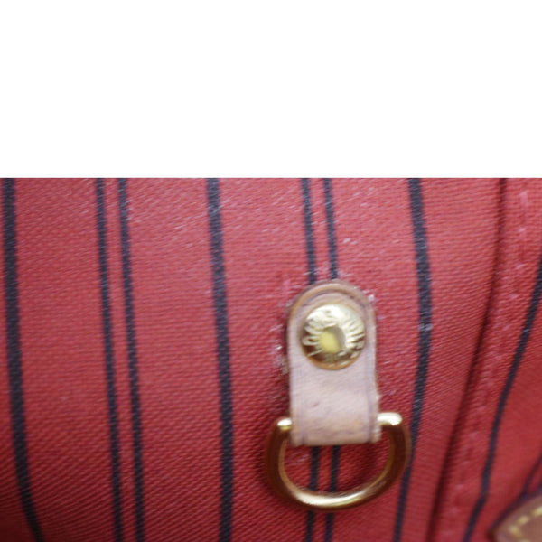 LOUIS VUITTON Brown Shoulder Bag chain view