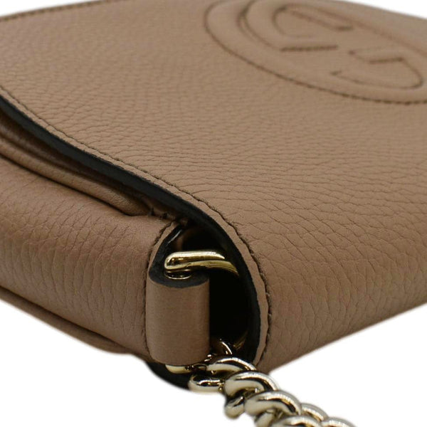 GUCCI Leather Chain Crossbody Bag Rose Beige frot roght corner look