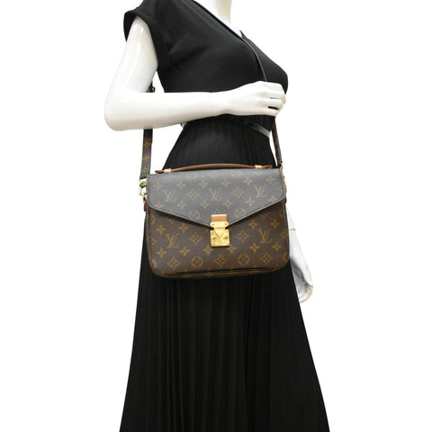 LOUIS VUITTON onogram Canvas Crossbody Bag Brown dummy look