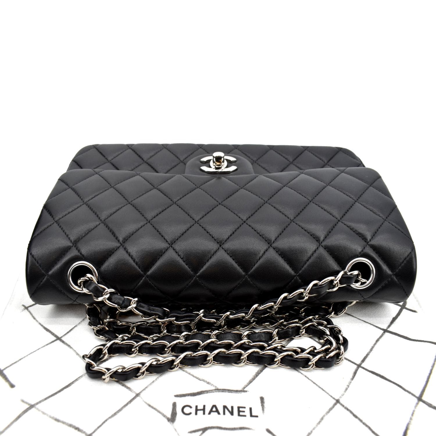 Chanel Timeless Medium single flap shoulder bag in white quilted leather,  GHW