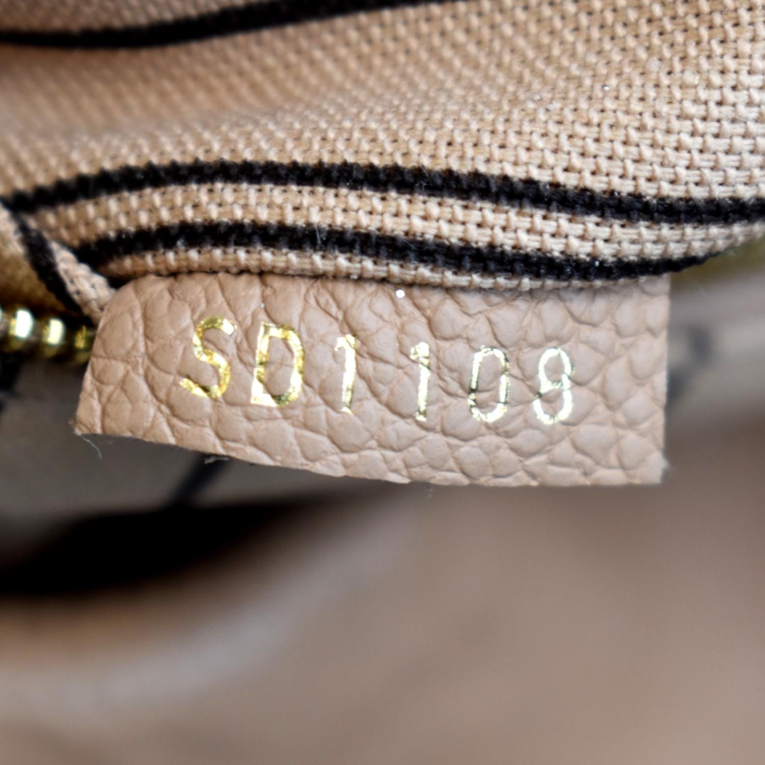 Louis Vuitton 2015 Monogram Empreinte Artsy MM w/ Fleur Bag Charm -  Neutrals Hobos, Handbags - LOU592961