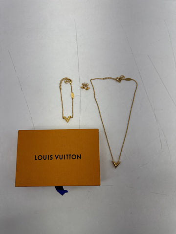 56495-SYB Louis Vuitton Essential V Bracelet, Necklace And Earrings