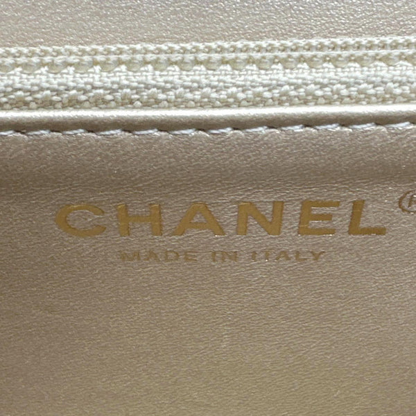 CHANEL Chic Pearls Flap Quilted Leather Shoulder Bag Off White