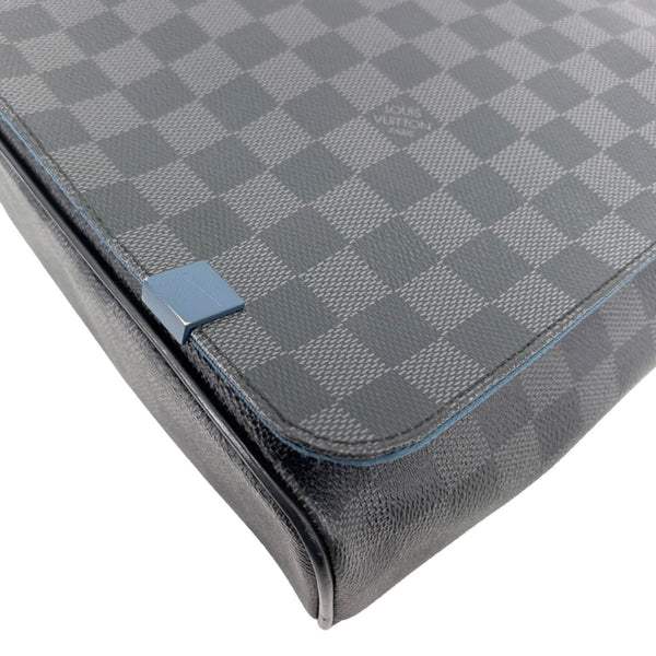 LOUIS VUITTON District MM Damier Graphite Messenger Bag Black