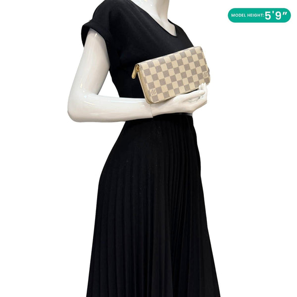 Louis Vuitton White Damier Azur Zippy Wallet - Model Holding