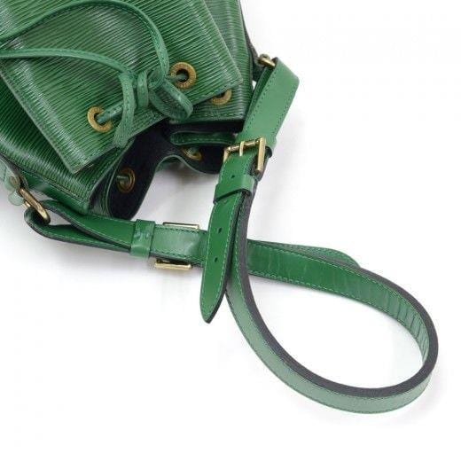 LOUIS VUITTON, a green epi leather shoulderbag, Petite Noé. - Bukowskis