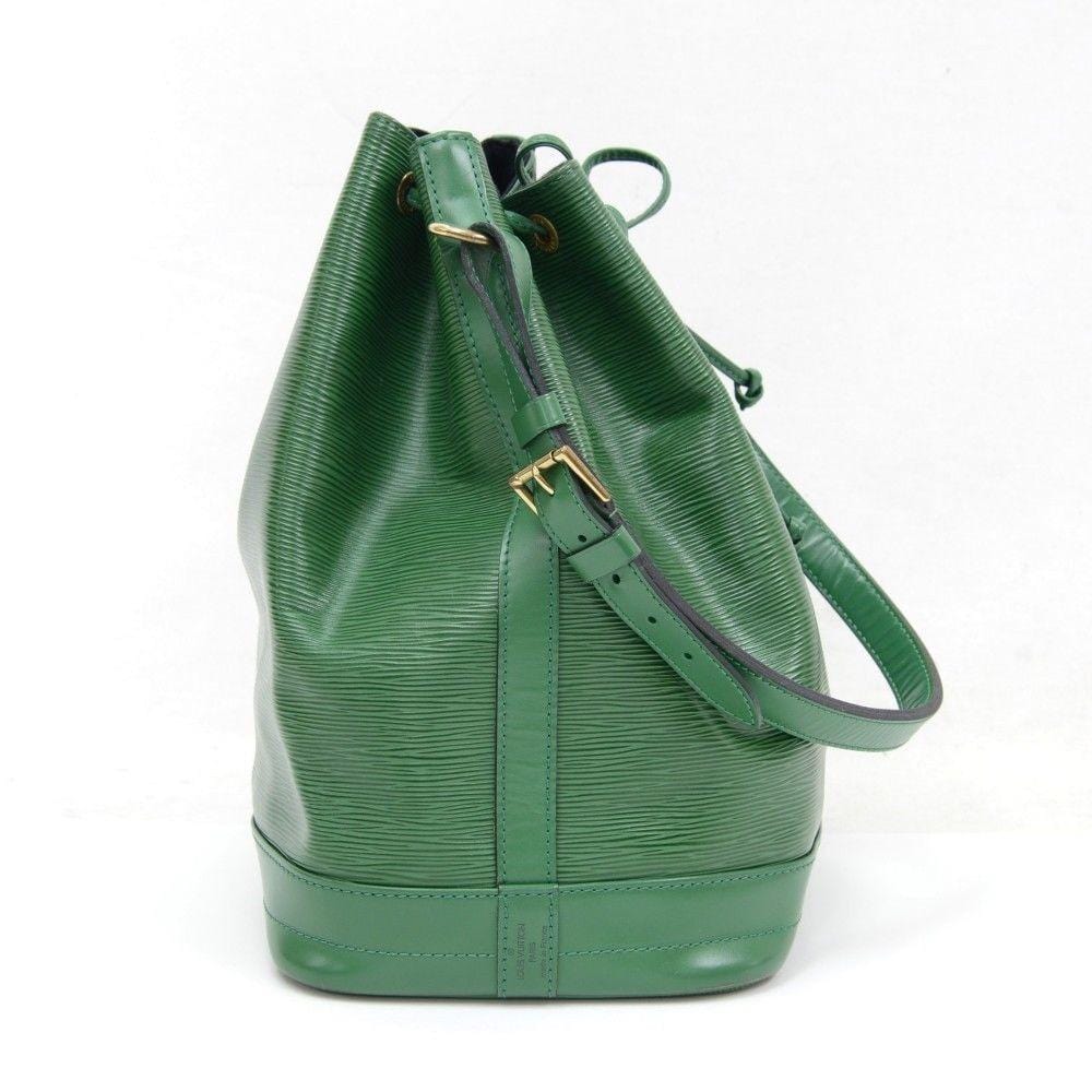 LOUIS VUITTON. Noé bag in green epi leather. Original sh…