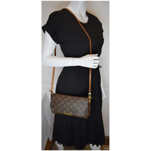 LOUIS VUITTON Favorite MM Monogram Canvas Crossbody Bag Brown