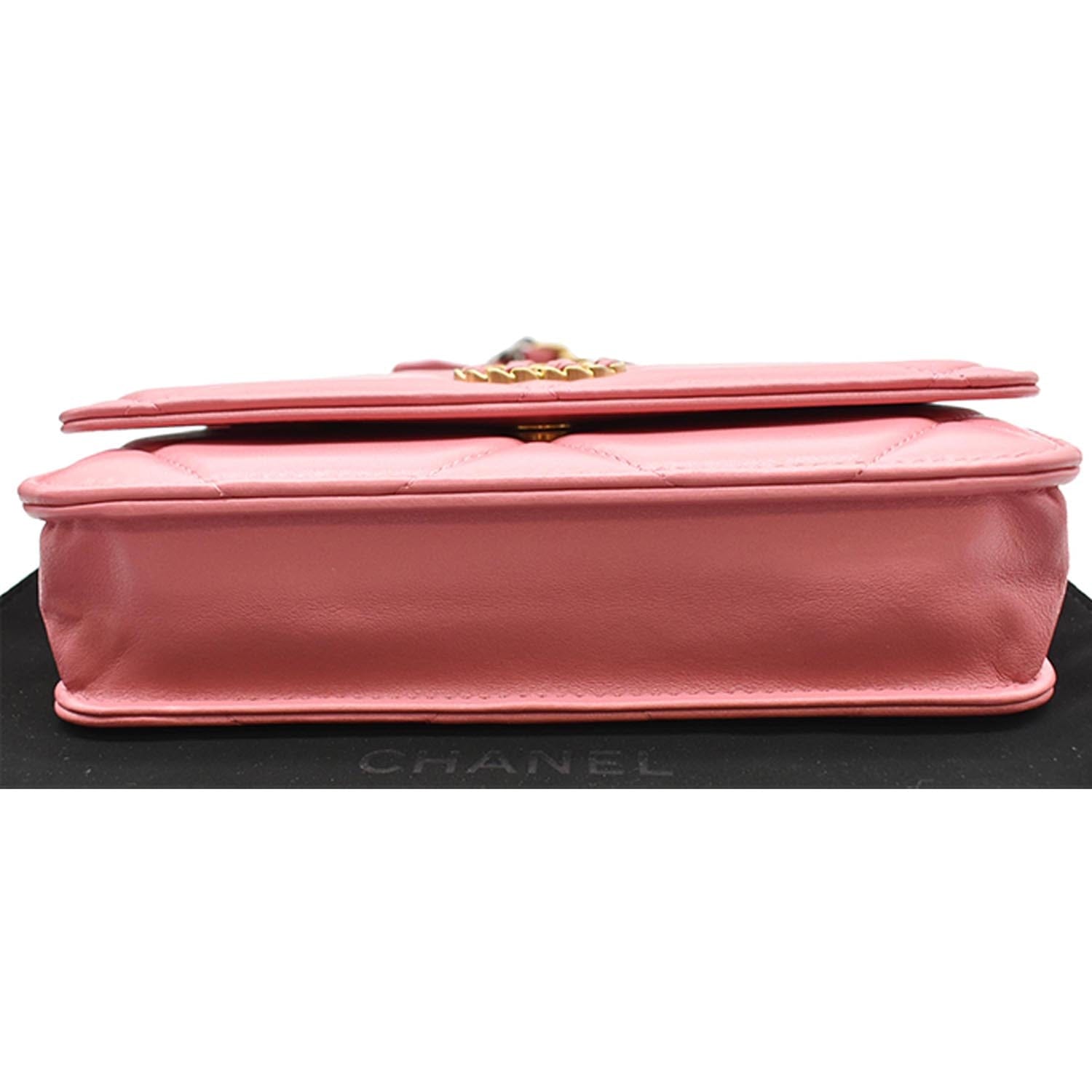 Chanel 19 leather wallet Chanel Pink in Leather - 21014909