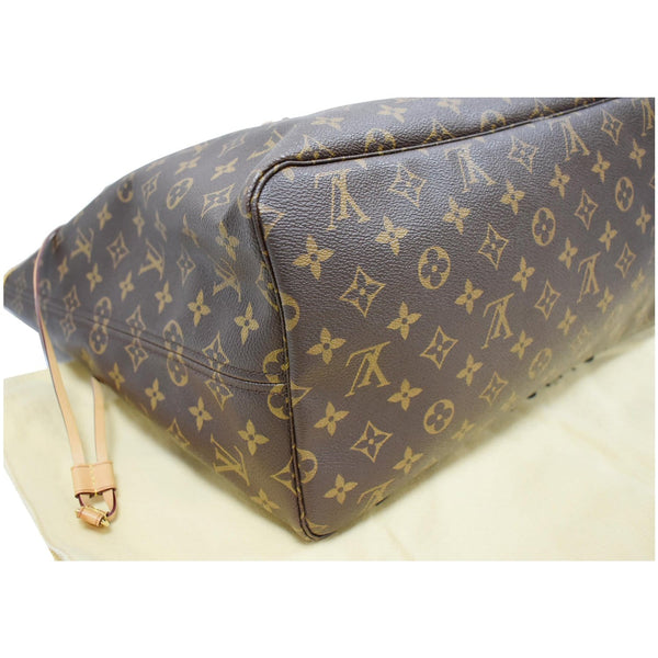 Louis Vuitton Neverfull GM Shoulder Handbag - bottom corner