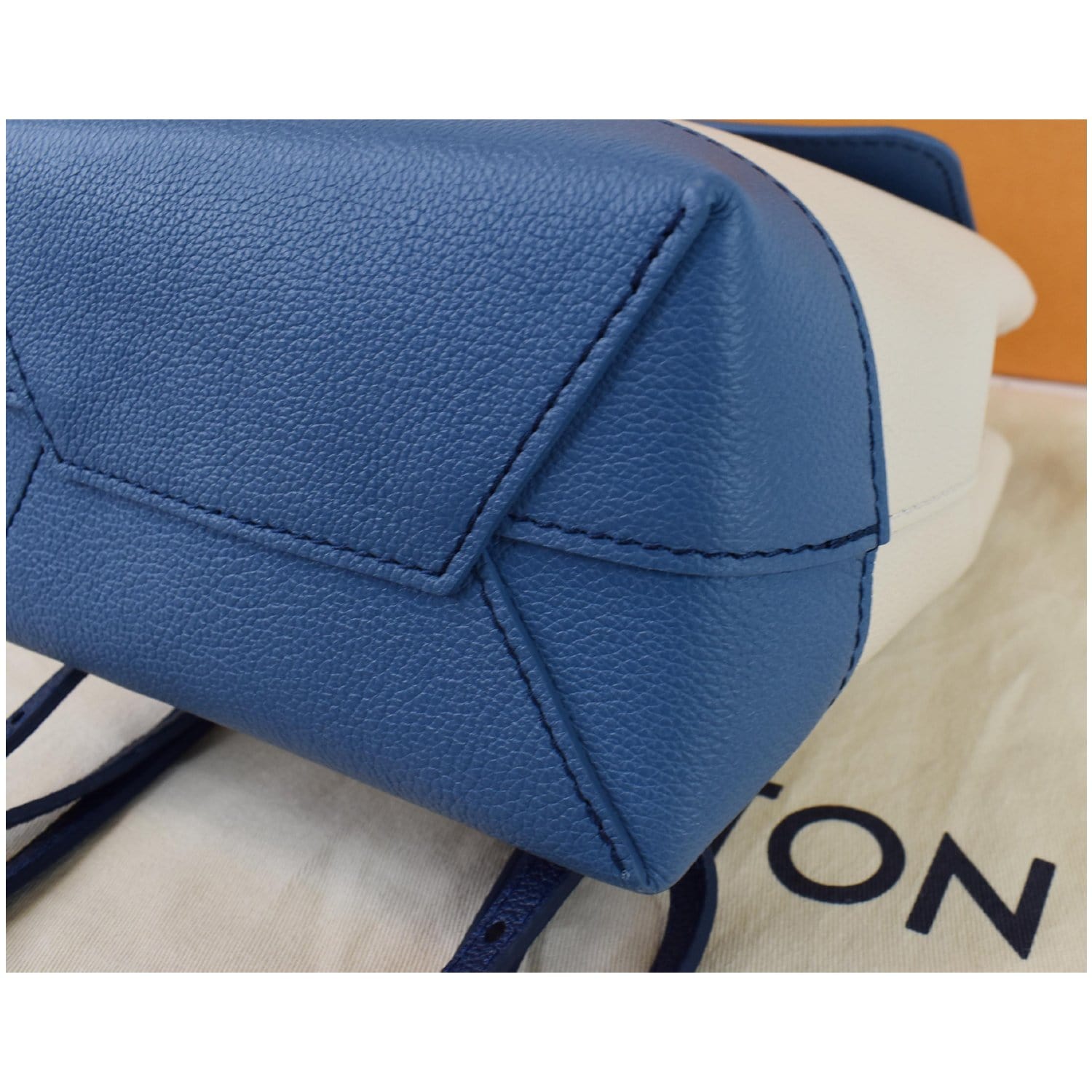 Leather backpack Louis Vuitton Blue in Leather - 30553179